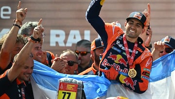 Luciano Benavides, piloto de Red Bull KTM Factory Racing, celebra tras ganar en la categoría de motos del Rally Dakar 2026.