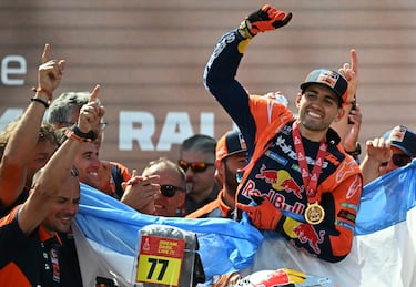 Luciano Benavides, piloto de Red Bull KTM Factory Racing, celebra tras ganar en la categoría de motos del Rally Dakar 2026.