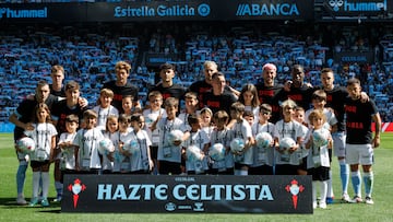 La alineación titular del Celta posa junto a un grupo de niños antes del inicio del partido contra el Getafe en Balaídos.