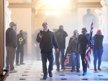 Los manifestantes pro-Trump irrumpieron en el Capitolio tras derribar 4 capas de vallas de seguridad, mostrando su inconformidad con los resultados de las elecciones presidenciales del 2020, mismas en las que el dem¨®crata, Joe Biden, le quit¨® la reelecci¨®n a Donald Trump, resultando el 46? Presidente electo de los Estados Unidos.