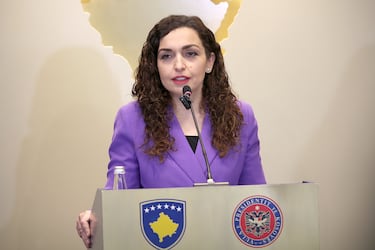 Forma de gobierno: República parlamentaria | Osmani es una jurista, profesora de universidad y política independiente de ideología de centroderecha. Ostenta el cargo desde el 4 de abril de 2021. 