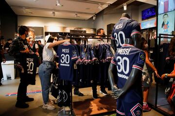 Numerosos aficionados del Paris Saint-Germain se han agolpado en la puerta de la tienda oficial del estadio para conseguir una camiseta del astro argentino.