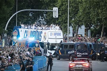 El autobús del Real Madrid en la Plaza de Cibeles. 