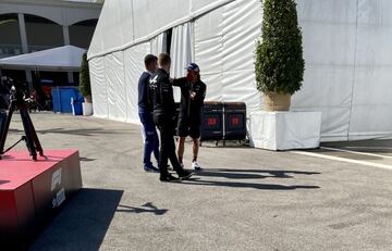 Michael Masi (FIA) y Fernando Alonso (Alpine) charlan en el paddock de Estambul.