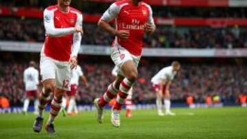 Theo Walcott celebra su gol junto a Olivier Giroud, otro goleador de la jornada.