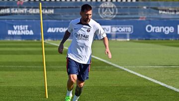 PARIS, FRANCE - AUGUST 11: Leo Messi runs with the ball during a Paris Saint-Germain training session on August 11, 2022 in Paris, France. (Photo by Aurelien Meunier - PSG/PSG via Getty Images)