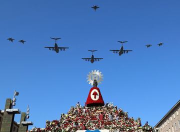 Aviones del Ala 15 y 31 vuelan por encima de la Virgen del Pilar durante la tradicional ofrenda de flores en el día de su festividad.