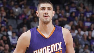 The Sacramento Kings and Denver Nuggets showed their support for Sacramento center Alex Len and his country of  birth Ukraine before their game Thursday night.