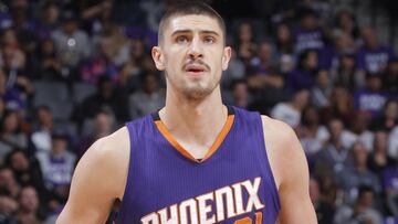 The Sacramento Kings and Denver Nuggets showed their support for Sacramento center Alex Len and his country of birth Ukraine before their game Thursday night.