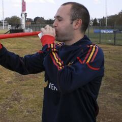 Iniesta afina la vuvuzela