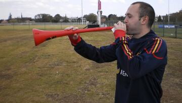 Iniesta con una vuvuzela.