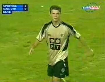 Cristiano Ronaldo, with the shirt that Sporting has paid tribute to, during the friendly against Manchester United, in 2003.