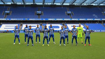Los titulares del Deportivo posan con distancia de seguridad antes de iniciarse el partido ante el Coruxo.