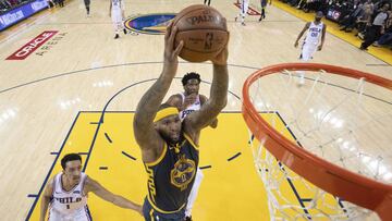 DeMarcus Cousins realiza una mate ante los Sixers.