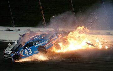 Colisión entre llamaradas de fuego de tres pilotos durante la carrera de la NASCAR en Kansas, en la que uno de ellos, Aric Almirola, salió con una vértebra fracturada