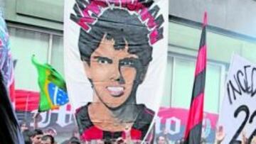 <b>PROTESTA. </b>Los tifosi se manifestaron en la sede del Milán cuando conocieron el traspaso de Kaká.