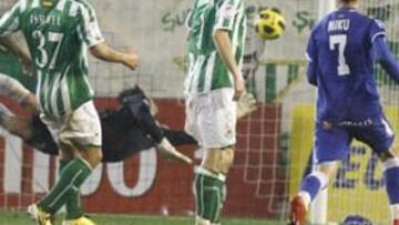 <b>GOLAZO. </b>Pedro Ríos comprueba como su zapatazo se cuela en la meta de Casto. Era el segundo tanto getafense, el que ponía la eliminatoria de cara para los azulones.