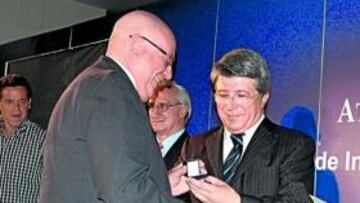 <b>FIELES. </b>Cerezo y Rivilla, entregando una insignia.