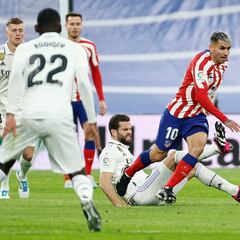 MADRID 25/02/2023.- El defensa español del Real Madrid Nacho Fernández (c) disputa un balón con Ángel Correa (d), delantero argentino del Atlético de Madrid, durante el partido de la jornada 23 de LaLiga que enfrenta este sábado al Real Madrid y al Atlético de Madrid en el estadio Santiago Bernabéu, en Madrid. EFE/ Rodrigo Jiménez