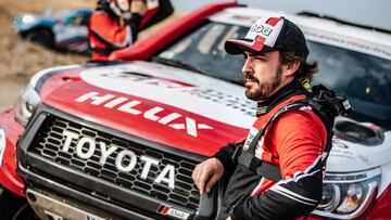 Fernando Alonso con el Toyota del Dakar.