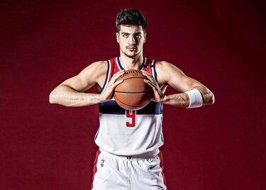 El alero israelí del Maccabi es uno de los grandes proyectos europeos de los últimos años. En la NBA gusta muchísimo por su físico y su capacidad para evolucionar en un jugador total, capaz de mover al equipo como un base, defender por toda la pista y atacar los emparejamientos defensivos favorables ante rivales más pequeños. Su potencial es, desde luego, altísimo por su mezcla de talento y físico (2,06). Los más optimistas ven en él un (en el futuro) perfecto creador de juego, iniciando o continuando jugadas. Pero su tiro puede acabar siendo un problema y no demostró en el nivel Euroliga que esté listo para la NBA, así que tendrá que adaptarse y crecer a marchas forzadas.