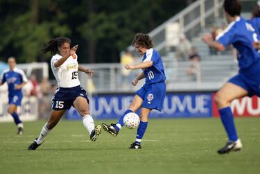 La actual entrenadora de la selección de Inglaterra es la jugadora noruega con más partidos disputados con su selección. Desde su debut en 1989 hasta su retirada en 2004, jugó un total de 188 partidos en los que marcó 58 goles. Fue Campeona de Europa en 1993, Campeona del Mundo en 1995 y medalla de oro en los Juegos Olímpicos de Atenas 2000. Se la conoce como la jugadora “seis pares de ojos”, por lo bien que leía el juego.