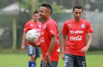 La selección chilena Sub 20 ya se prepara en Uruguay para el debut con Brasil este jueves a las 19:00. En la foto, Bernardo Cerezo y Cristián Cuevas.