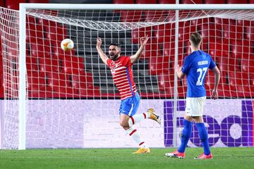 1-0. Jorge Molina celebr¨® el primer gol.