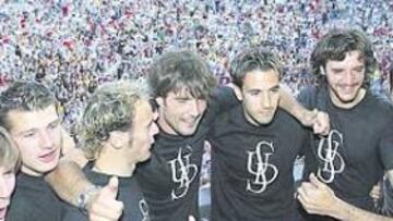 <b>FIESTA. </b>Los jugadores del Salamanca disfrutaron de la celebración del ascenso junto a miles de aficionados en el Ayuntamiento.