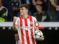 MADRID, 10/04/2026.- El defensa del Girona Alejandro Francés celebra el empate, al término del partido de LaLiga EA Sports que Real Madrid y Girona FC han disputado este viernes en el estadio Santiago Bernabéu. EFE/Sergio Pérez