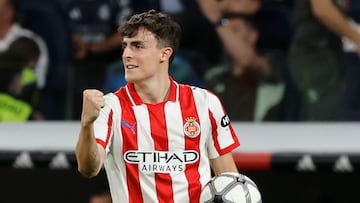MADRID, 10/04/2026.- El defensa del Girona Alejandro Francés celebra el empate, al término del partido de LaLiga EA Sports que Real Madrid y Girona FC han disputado este viernes en el estadio Santiago Bernabéu. EFE/Sergio Pérez