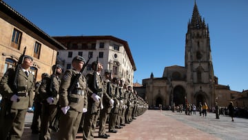 Miembros del regimiento de Infantería 'Principe' nº 3 del Ejército de Tierra, durante la Jura de Bandera Civil, en la plaza de la Escandalera, a 30 de septiembre de 2023, en Oviedo, Asturias (España). El Ayuntamiento de Oviedo ha organizado hoy, junto con el Regimiento Príncipe número 3, una Jura de Bandera para Personal Civil seguida de un desfile militar que recorre toda la calle Uría. El consistorio ha repartido unas 500 banderas de España que ha dejado en los buzones de las calles del entorno donde van a tener lugar estas celebraciones.
30 SEPTIEMBRE 2023;JURA DE BANDERA CIVIL;JURA DE BANDERA PARA PERSONAL CIVIL;MILITAR;SOLDADO
Jorge Peteiro / Europa Press
30/09/2023