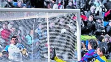 <b>SIN PEGADA. </b>El Huesca estuvo escaso en sus llegadas al área de Juan Carlos, que defendió con solvencia la meta del Villarreal B.