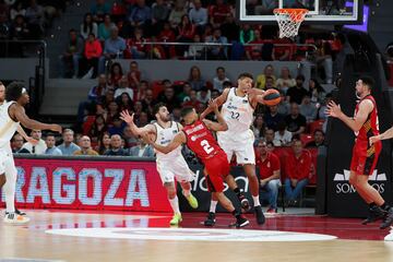 Edy Tavares frena la entrada de Bell-Haynes.