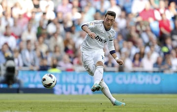 Mesut Özil, dispara a puerta para marcar el primer gol durante el partido de la Liga entre el Real Madrid y el Real Betis en abril de 2013.