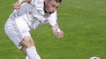 <b>EL DÍA DE OLIC. </b>El croata, que ayer marcó tres goles, marca el primero de ellos ante la oposición de Cissokho.
