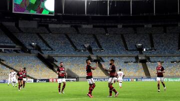 Los jugadores de Flamengo Pedro Rocha (c-i) y Gabriel Barbosa (c-d) celebran un gol durante un partido por el campeonato Carioca entre los equipos Flamengo y Bangu.