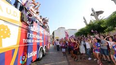 El equipo recorri&oacute; las calles en un autob&uacute;s descapotable.