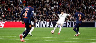 ¡Golazo de Fede Valverde! El uruguayo le pega desde fuera del área con el sello de la casa y clava el cuarto para su club 