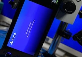Transforman una PS4 en una consola portátil con pantalla OLED y batería de 3 horas: “Tras meses de trabajo, la consola ahora es estable”