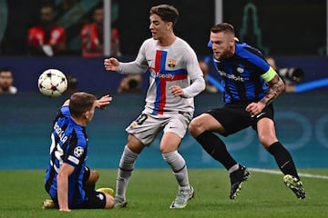 Gavi entre Nicolo Barella y Milan Skriniar.