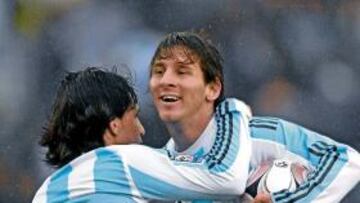 <b>DÚO LETAL. </b>Agüero abraza a Messi para agradecerle el pase que le permitió marcar el 1-1 del empate.