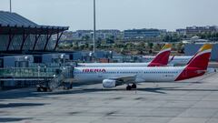 Aviones de Iberia en la pista de la terminal en el día en que ha dado comienzo una huelga de los tripulantes de cabina de Iberia Express, en salidas de la T4 del Aeropuerto Adolfo Suárez Madrid-Barajas, a 28 de agosto de 2022, en Madrid (España). El sindicato Unión Sindical Obrera (USO) ha convocado a diez días de huelga, desde hoy, 28 de agosto hasta el 6 de septiembre, a los tripulantes de cabina de pasajeros de Iberia Express, por el desbloqueo de la negociación del convenio. Más de 500 trabajadores están llamados al paro en demanda de una revisión salarial anual según el IPC durante la vigencia del convenio para adecuar los salarios al incremento de los precios, entre otras demandas.
28 AGOSTO 2022;AVIACIÓN;TRANSPORTE AÉREO;VIAJE;VIAJES;AEROPUERTO;T4;TERMINAL 4;CHECK IN;CHECK-IN;MALETAS;VIAJEROS;RECURSOS;FACTURACIÓN;SALIDAS;UNIFORME;TRIPULACIÓN;PILOTO;
Ricardo Rubio / Europa Press
28/08/2022