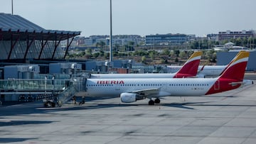 Aviones de Iberia en la pista de la terminal en el día en que ha dado comienzo una huelga de los tripulantes de cabina de Iberia Express, en salidas de la T4 del Aeropuerto Adolfo Suárez Madrid-Barajas, a 28 de agosto de 2022, en Madrid (España). El sindicato Unión Sindical Obrera (USO) ha convocado a diez días de huelga, desde hoy, 28 de agosto hasta el 6 de septiembre, a los tripulantes de cabina de pasajeros de Iberia Express, por el desbloqueo de la negociación del convenio. Más de 500 trabajadores están llamados al paro en demanda de una revisión salarial anual según el IPC durante la vigencia del convenio para adecuar los salarios al incremento de los precios, entre otras demandas.
28 AGOSTO 2022;AVIACIÓN;TRANSPORTE AÉREO;VIAJE;VIAJES;AEROPUERTO;T4;TERMINAL 4;CHECK IN;CHECK-IN;MALETAS;VIAJEROS;RECURSOS;FACTURACIÓN;SALIDAS;UNIFORME;TRIPULACIÓN;PILOTO;
Ricardo Rubio / Europa Press
28/08/2022