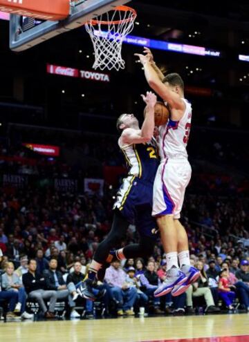 LOS ANGELES, CA - NOVEMBER 25: Gordon Hayward #20 of the Utah Jazz has his shot blocked by Blake Griffin #32 of the Los Angeles Clippers during a Jazz win at Staples Center on November 25, 2015 in Los Angeles, California.   Harry How/Getty Images/AFP
== FOR NEWSPAPERS, INTERNET, TELCOS & TELEVISION USE ONLY ==
