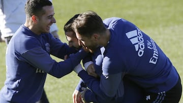 GRA058. MADRID, 11/01/2017.- Los jugadores del Real Madrid Lucas Vázquez (i), Dani Carvajal (c) y Sergio Ramos bromean durante el entrenamiento que ha realizado hoy la plantilla en Valdebebas, de cara al partido de vuelta de los octavos de final de la Copa del Rey que disputarán mañana en el Ramón Sánchez-Pizjuán frente al Sevilla. EFE/Kiko Huesca