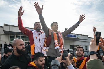 ?lvaro Morata con aficionados a su llegada a Estambul. 