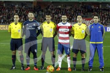 El árbitro Gil Manzano acompañado por sus asistentes Nevado Rodríguez y Fernández Miranda, el cuarto árbitro López López y los capitanes Sergio Ramos y Fran Rico. 