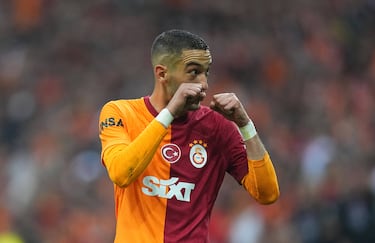 La posible unión del marroquí con el gigante saudí Al Nassr, en el verano de 2023, se rompió cuando su reconocimiento médico reveló sospechas sobre el estado de rodilla y su cadera, lo que obligó al club a frenar el fichaje del internacional marroquí. Finalmente, Ziyech marchó a Turquía, donde estuvo año y medio en la disciplina del Galatasaray. Actualmente, tras pasar media temporada en el fútbol qatarí, se encuentra sin equipo. 
