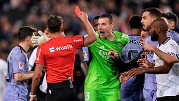 Soccer Football - LaLiga - Valencia v Real Madrid - Mestalla, Valencia, Spain - March 2, 2024 Real Madrid's Jude Bellingham is shown a red card by referee Jesus Gil Manzano after the match REUTERS/Pablo Morano